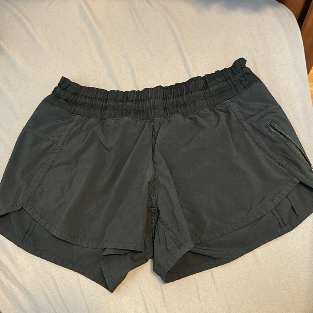 Lululemon Black Track That (older version) shorts 2.5’